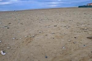 La spiaggia di Viareggio come una discarica, all’indomani della festa dei maturandi: poi la pulizia (tardiva)