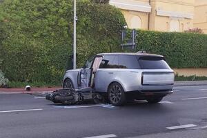 Gravissimo incidente su viale Roma a Pietrasanta: muore in moto un diciassettenne, l'amico di 18 anni è grave
