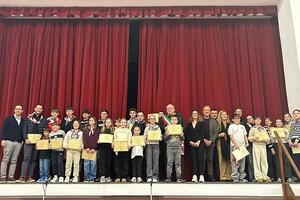 Attestato di merito ai giovani atleti seravezzini nella tradizionale cerimonia di premiazione del Comune. Oltre centoventi i premiati in diverse discipline.