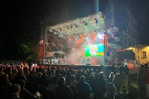 A Seravezza un ritorno agli anni 90 da grandi numeri per il concertone a Palazzo Mediceo