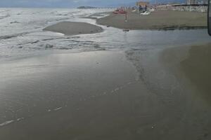 Il sindaco di Viareggio alza un polverone sulla sabbia: Il Consorzio di bonifica replica: &quot;Oltre la linea di costa, la competenza è del comune&quot;