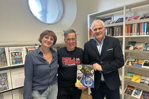 Camaiore, l’Associazione motociclistica Perla del Tirreno regala un volume sui suoi 50 anni alla biblioteca comunale