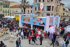 Kinder per il settimo anno consecutivo al Carnevale di Viareggio