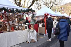 A Pietrasanta l'eleganza dell'arte “abbraccia” il calore delle feste