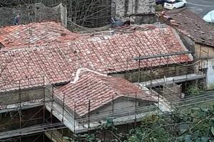 Vezzoni di Libera Cronaca: "Mentre la copertura del tetto della chiesa di San Rocco sta per concludersi, quello dell'annessa Canonica sta per sprofondare"