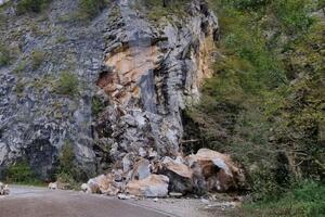 Frana sulla strada provinciale per Arni in alta Versilia