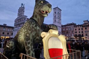 Il Carnevale di Viareggio alla conquista di Lucca: oltre 20 mila persone per il corso mascherato sulle Mura e in centro storico