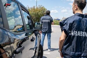 Latitante arrestato dai carabinieri mentre pranza a Viareggio: usava documenti falsi per sfuggire alla cattura