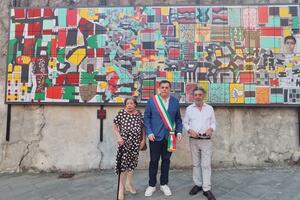 Inaugurato a Pietrasanta: il nuovo murale di Tano Pisano che inneggia alla P A C E