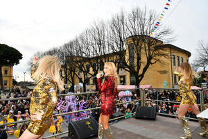 L’energia di Jo Squillo conquista il Carnevale di Pietrasanta: il corso finale sarà in diretta tv