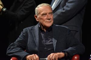 Forte dei Marmi, due giorni per la legalità: Pietro Grasso incontra la cittadinanza e guida la marcia degli studenti verso il Pontile