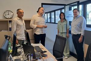 Il sindaco di Pietrasanta Alberto Giovannetti in visita alla nuova sede della Sgs
