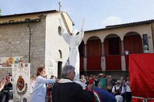 Il San Francesco è tornato in Piazza Diaz: Camaiore riaccoglie "Il Cantico del Sole" di Arturo Tomagnini dopo il restauro
