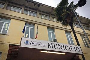 Rifiuti abbandonati: l&#039;assessore all&#039;ambiente del comune di Seravezza  Michele Silicani replica al consigliere Riccardo Biagi