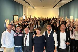 Viareggio, il Giro d&#039;Italia incontra i ragazzi delle scuole