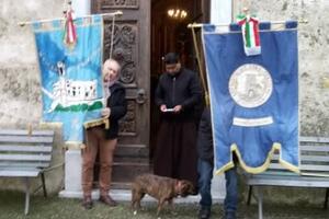 Lapide in ricordo dei tre parroci versiliesi che nel 1944 disobbedirono alle leggi razziali per aiutare famiglie ebree: lo storico Giuseppe Vezzoni ricorda l'impegno a completarne l'installazione