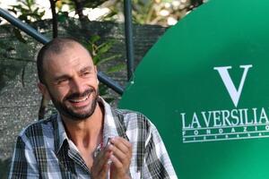 Fabio Genovesi presenta in anteprima nazionale a Pietrasanta il suo ultimo romanzo “Mie magnifiche maestre”