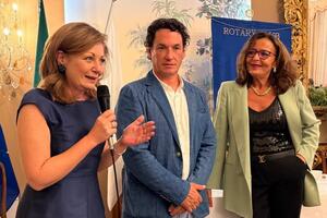 Gustavo Vélez al Rotary Club Viareggio Versilia: presentata in anteprima la grande mostra estiva di Pietrasanta