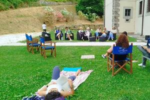 Un libro, un telo, il silenzio e alla fine un aperitivo secondo appuntamento con il Book Party al Mediceo di Seravezza