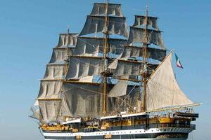 Il passaggio dell&#039;Amerigo Vespucci davanti alla costa di Forte dei Marmi domenica 8 giugno