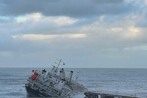 Marina di Massa, rischio ambientale dopo lo schianto della nave cargo al pontile: “Forse carburante in mare”