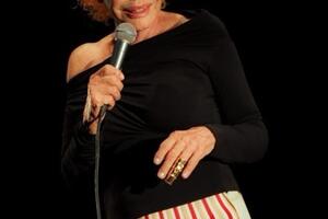 Forte dei Marmi ricorda il forte legame con Ornella Vanoni: negli anni '70 aveva aperto qui una sua boutique