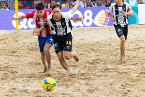 Beach Soccer: Farmaè Viareggio in semifinale grazie a una tripletta di Santini