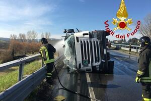 Si ribalta cisterna piena di benzina in autostrada a Torre del Lago: gravissimo l&#039;autista