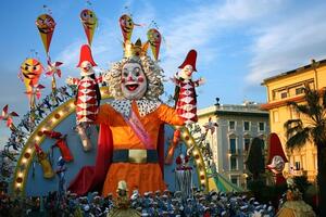 Carnevale di Viareggio: partito il primo corso mascherato