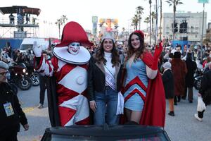 Un Giovedì Grasso baciato dal sole per il Carnevale di Viareggio, con la bellissima Miss Italia Ofelia Passaponti