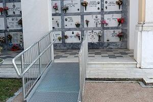 Seravezza: In funzione il montascale al cimitero di Querceta. Montata una pedana per l'abbattimento delle barriere architettoniche