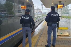 Minaccia i passanti con una bottiglia di vetro e aggredisce i poliziotti: Far West alla stazione di Querceta