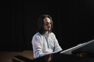 "Le vie del suono. Itinerari di un pianoforte viaggiatore": concerto di Salvatore Sclafani a Villa Bertelli, lunedì 8 dicembre
