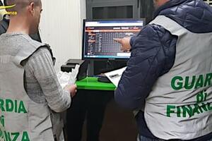 La Finanza scopre giro di scommesse illegali su eventi sportivi per oltre 50 milioni di euro: 12 gli indagati oltre a due società, sequestri per sei milioni di euro