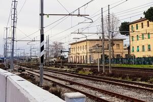 Macabra scoperta sui binari vicino alla stazione di Viareggio: resti di un uomo deceduto da tempo