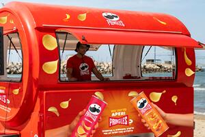 L&#039;Aperi Pringles Summer Tour arriva a Lido di Camaiore: il gusto iconico dell&#039;estate incontra il divertimento sotto l&#039;ombrellone