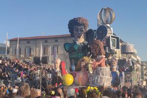 Aggredito con calci e pugni dal branco durante l’ultimo corso del Carnevale di Viareggio: grave ventenne, dovrà essere operato