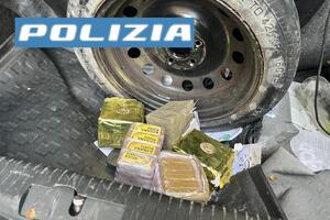 Cinque chili di droga nascosti sotto la ruota di scorta dell’auto: arrestati due marocchini all’autogrill Versilia