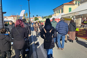 Pietrasanta, fiera di San Biagio baciata dal sole