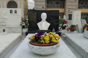 Querceta, una targa al cimitero dedicata all’attore Renato Salvatori