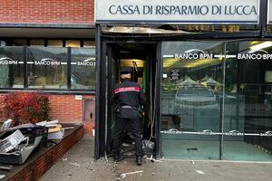 Fanno esplodere il bancomat della filiale BPM di Monsagrati sulla via per Camaiore