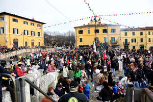 Carnevale di Pietrasanta, ci siamo quasi: colori, musica e ospiti speciali per il primo corso