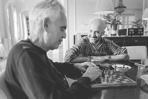 Andrea Bocelli alla Versiliana. Al Caffè una partita a scacchi con Roberto Mogranzini per raccontare una grande passione