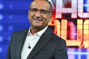 A Carlo Conti il Premio Villa Bertelli 2026. Il conduttore presenta anche il suo libro "A pesca con il babbo"