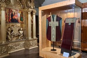 Pietrasanta, la pianeta del Duomo di San Martino con le firme di Botticelli, Pollaiolo e altri esposta al pubblico
