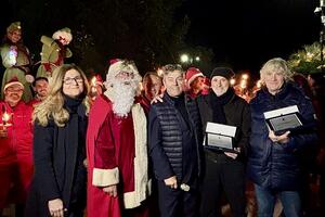 Forte dei Marmi celebra due storici bagnini: consegnate le targhe di riconoscimento durante l'inaugurazione di "Natale al Forte"
