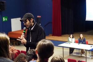 Talk musicale con Antonio Maggio alla Ugo Guidi per la Giornata internazionale contro la violenza sulle donne. L'assessore alla Pubblica Istruzione Elisa Galleni: "La musica ha parlato al cuore dei ragazzi"