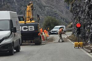 Vandali distruggono per la quarta volta i semafori sulla via di Arni e il sindaco di Stazzema – giustamente – s’incazza