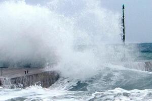 Vento e pioggia, il maltempo flagella la Toscana: allerta gialla per mareggiate in Versilia fino a mercoledì