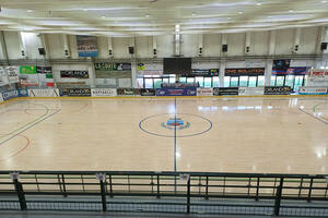 Palazzetto dello Sport di Forte dei Marmi, riqualificato il parquet: nuovo look per il campo da gioco